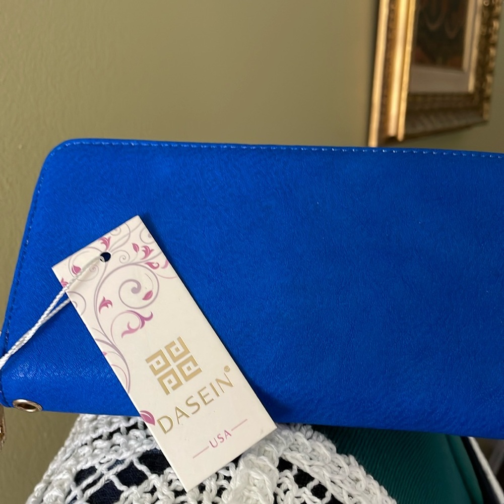 Long wallet with 3 compartments.